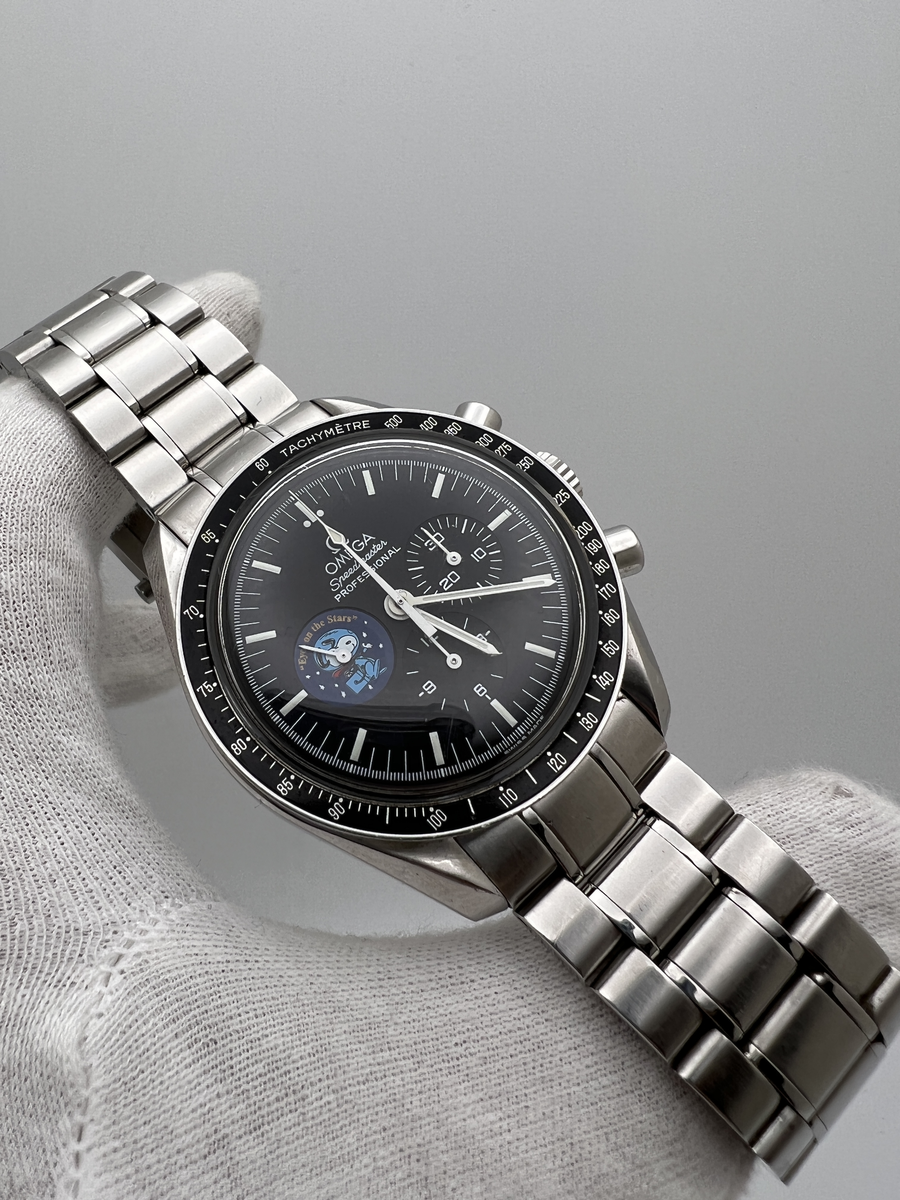 時計 OMEGA Speedmaster Moonwatch BLACK SNOOPY Pre-Owned Omega Speedmaster Snoopy Moonwatch Limited Edition