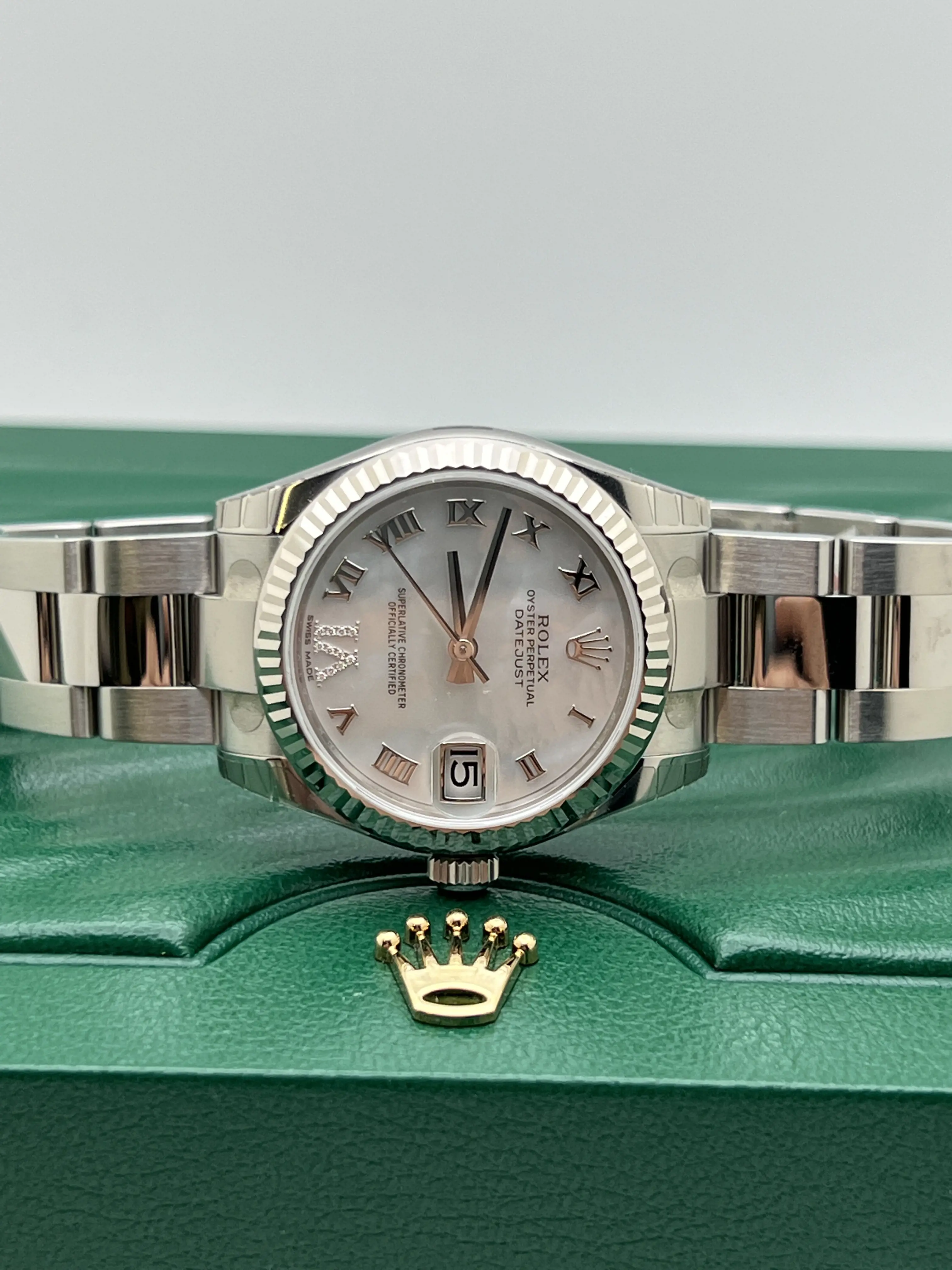 油彩『Slumbering Silver Screen』(眠る銀幕) NOS Stickered Rolex Datejust 31 178274 MOP Silver VI Diamond Dial