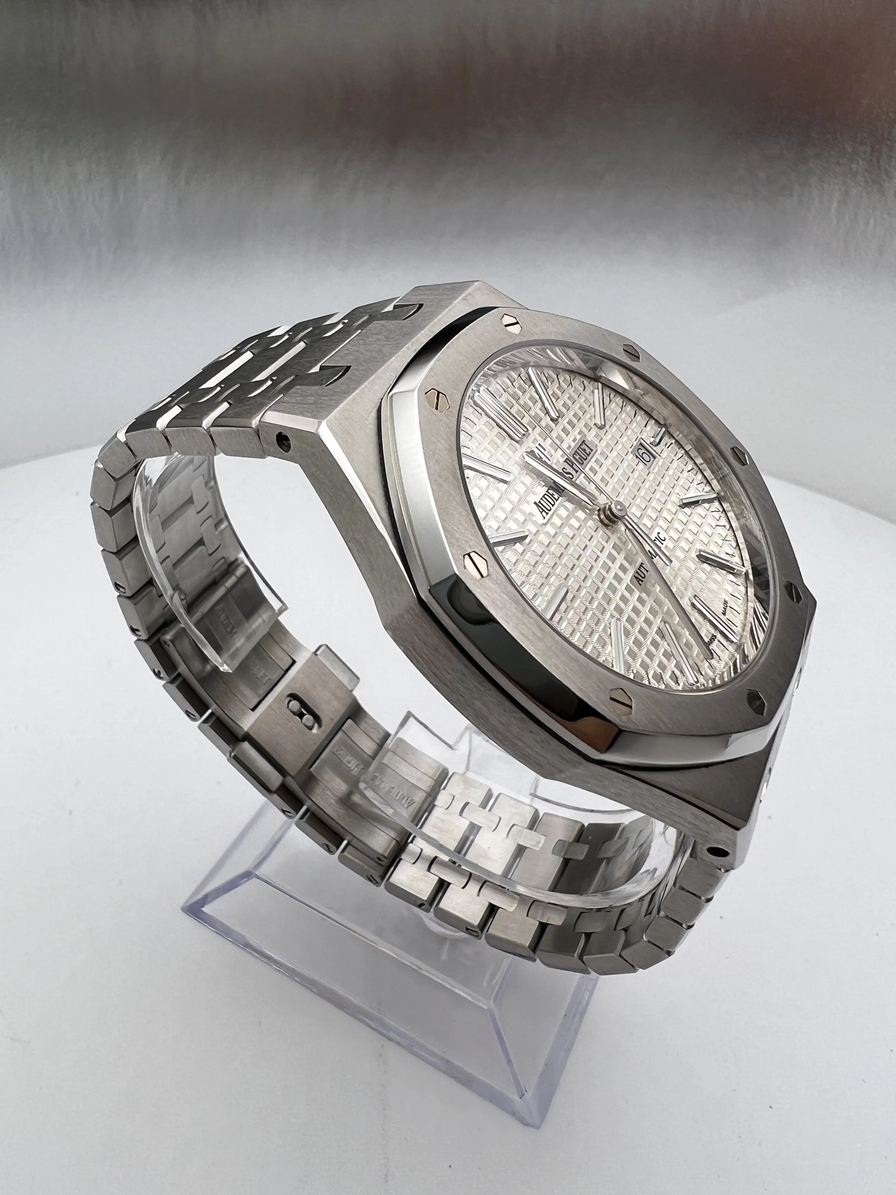 Audemars Piguet Royal Oak 15400ST.OO.1220ST.02 White Dial